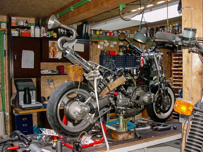 rozebrany motocykl w warsztacie